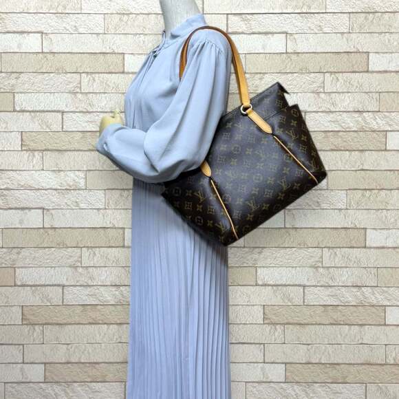 LOUIS VUITTON Brown Monogram Tote Bag - Picture 2 of 12